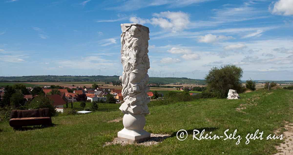 Die Evolutionssäule und Ausgrabungsstätte in Dorn-Dürkheim.